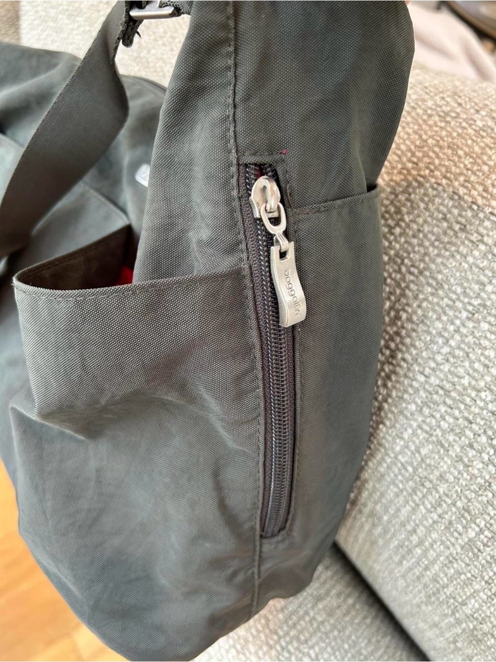 Baggalini Everyday Hobo Shoulder Crossbody Bag in Charcoal with Pink Lining - Picture 3 of 5